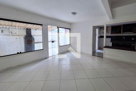 Sala de casa de condomínio à venda com 3 quartos, 110m² em Camboinhas, Niterói