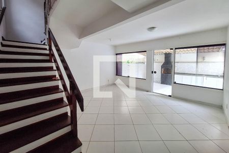 Sala de casa de condomínio para alugar com 3 quartos, 110m² em Camboinhas, Niterói