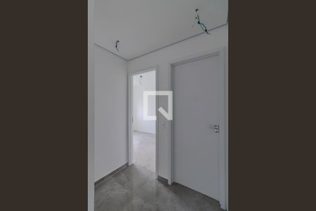 Corredor  de apartamento para alugar com 3 quartos, 76m² em Vila Suzana, São Paulo