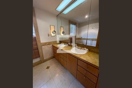 Casa à venda com 400m², 4 quartos e 5 vagas Casa à venda com 400m², 4 quartos e 5 vagasBanheiro suíte master