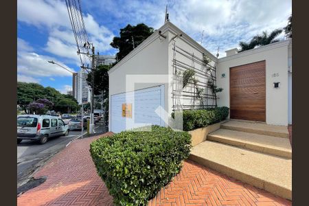 Casa à venda com 400m², 4 quartos e 5 vagas Casa à venda com 400m², 4 quartos e 5 vagasFachada casa