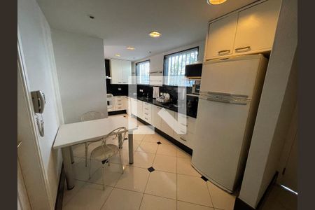 Casa à venda com 400m², 4 quartos e 5 vagas Casa à venda com 400m², 4 quartos e 5 vagasCozinha