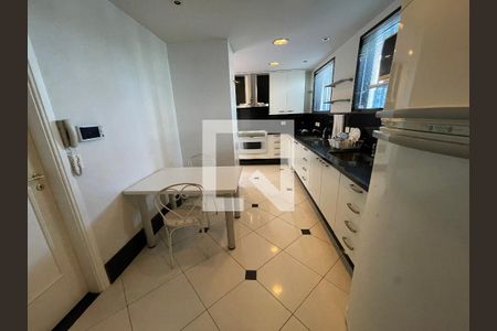 Casa à venda com 400m², 4 quartos e 5 vagas Casa à venda com 400m², 4 quartos e 5 vagasCozinha