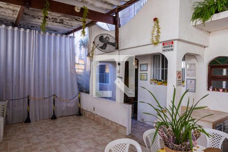 Casa à venda com 140m², 5 quartos e 1 vaga Casa à venda com 140m², 5 quartos e 1 vagaCasa 1 : Quintal