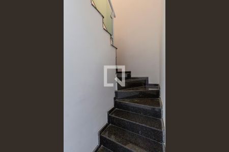 Escada  de casa à venda com 3 quartos, 153m² em Jardim Nordeste, São Paulo