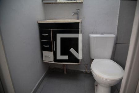 Banheiro de kitnet/studio para alugar com 1 quarto, 20m² em Jardim Santa Clara, Guarulhos