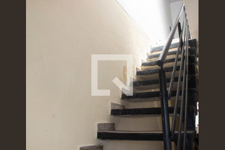 Escada de Entrada de kitnet/studio para alugar com 1 quarto, 20m² em Jardim Santa Clara, Guarulhos