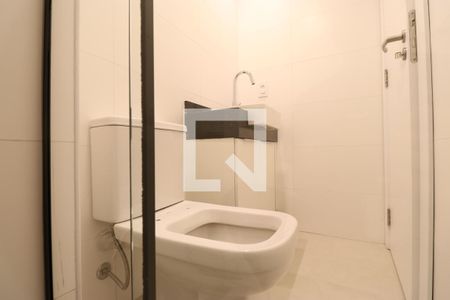 Banheiro de kitnet/studio para alugar com 1 quarto, 22m² em Água Branca, São Paulo