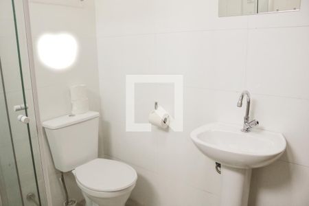 Banheiro de kitnet/studio para alugar com 1 quarto, 27m² em Vila Ester (zona Norte), São Paulo