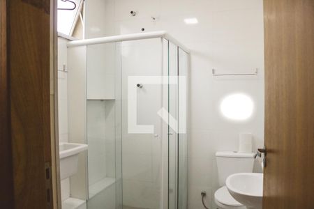 Banheiro de kitnet/studio para alugar com 1 quarto, 27m² em Vila Ester (zona Norte), São Paulo
