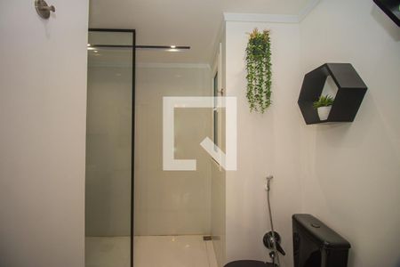 Banheiro de kitnet/studio para alugar com 1 quarto, 33m² em Rio Branco, Porto Alegre