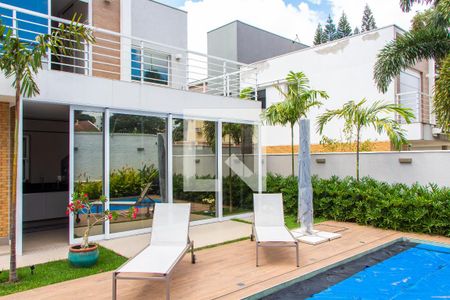 Casa de condomínio à venda com 240m², 2 quartos e 4 vagas Casa de condomínio à venda com 240m², 2 quartos e 4 vagasÁREA EXTERNA FUNDOS