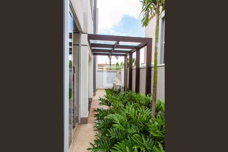 Casa de condomínio à venda com 240m², 2 quartos e 4 vagas Casa de condomínio à venda com 240m², 2 quartos e 4 vagasÁREA EXTERNA LATERAL