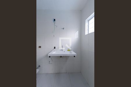 Banheiro de kitnet/studio para alugar com 1 quarto, 450m² em Califórnia, Belo Horizonte