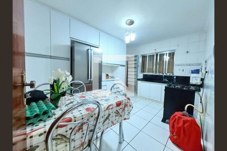 Casa à venda com 130m², 2 quartos e 2 vagas Casa à venda com 130m², 2 quartos e 2 vagasCozinha