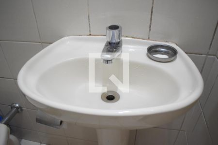 Banheiro de apartamento para alugar com 2 quartos, 48m² em Centro, Curitiba