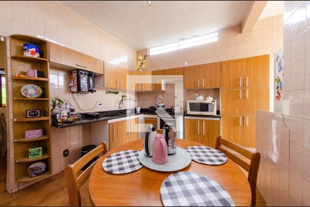 Casa para alugar com 220m², 3 quartos e 2 vagas Casa para alugar com 220m², 3 quartos e 2 vagasCozinha