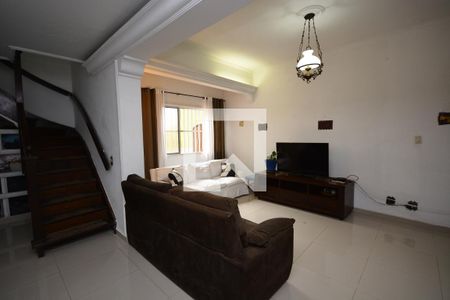Casa para alugar com 4 quartos, 250m² em Jardim Luanda, São Paulo