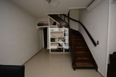 Sala de casa para alugar com 4 quartos, 250m² em Jardim Luanda, São Paulo