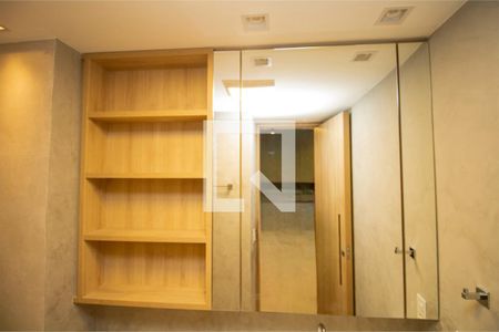 Banheiro, armário e espelho  de apartamento para alugar com 1 quarto, 25m² em Vila Olímpia, São Paulo