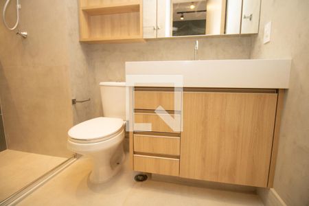 Banheiro, louça sanitária e armário  de apartamento para alugar com 1 quarto, 25m² em Vila Olímpia, São Paulo