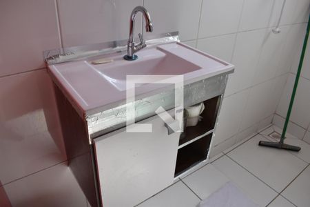 Banheiro de kitnet/studio para alugar com 1 quarto, 44m² em Cajuru, Curitiba