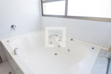 Apartamento à venda com 271m², 4 quartos e 4 vagas Apartamento à venda com 271m², 4 quartos e 4 vagasBanheiro suite master