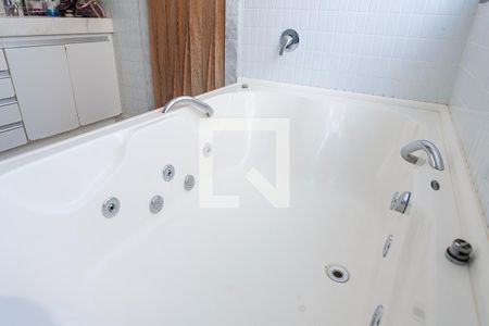 Apartamento à venda com 271m², 4 quartos e 4 vagas Apartamento à venda com 271m², 4 quartos e 4 vagasBanheiro suite master