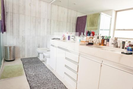 Apartamento à venda com 271m², 4 quartos e 4 vagas Apartamento à venda com 271m², 4 quartos e 4 vagasBanheiro suite master