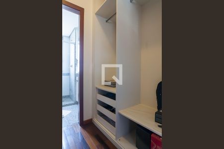 Apartamento à venda com 271m², 4 quartos e 4 vagas Apartamento à venda com 271m², 4 quartos e 4 vagascloset suite 2