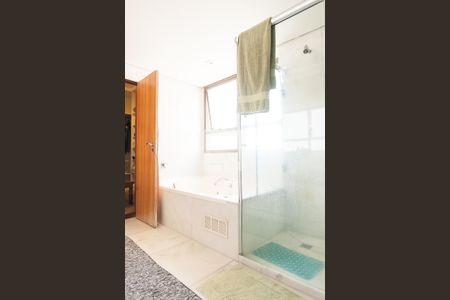 Apartamento à venda com 271m², 4 quartos e 4 vagas Apartamento à venda com 271m², 4 quartos e 4 vagasBanheiro suite master