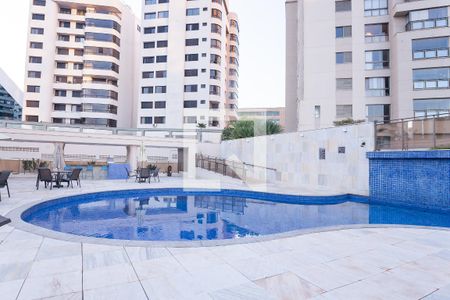 Apartamento à venda com 271m², 4 quartos e 4 vagas Apartamento à venda com 271m², 4 quartos e 4 vagasPiscina