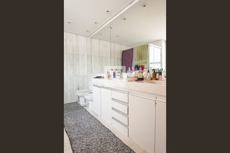 Apartamento à venda com 271m², 4 quartos e 4 vagas Apartamento à venda com 271m², 4 quartos e 4 vagasBanheiro suite master