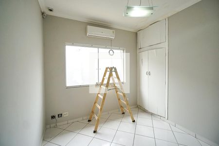 Casa à venda com 340m², 5 quartos e 4 vagas Casa à venda com 340m², 5 quartos e 4 vagasQuarto 04