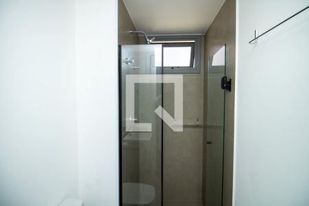 Banheiro, box e chuveiro  de kitnet/studio para alugar com 1 quarto, 21m² em Moema, São Paulo