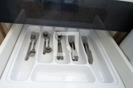 Cozinha: utensílios, talheres, pratos, xícaras.  de kitnet/studio para alugar com 1 quarto, 21m² em Moema, São Paulo