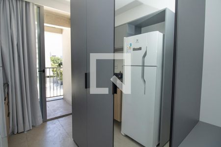 Quarto, armário espelhado refletindo a geladeira  de kitnet/studio para alugar com 1 quarto, 21m² em Moema, São Paulo