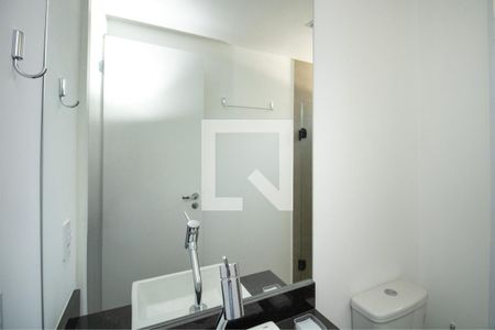 Banheiro, pia e espelho  de kitnet/studio para alugar com 1 quarto, 21m² em Moema, São Paulo