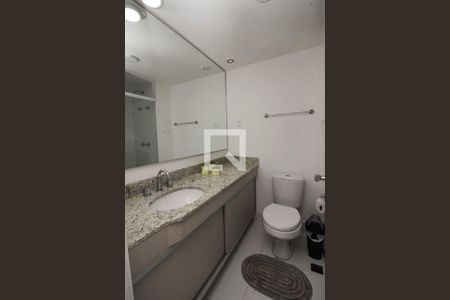 Banheiro de kitnet/studio para alugar com 1 quarto, 27m² em Partenon, Porto Alegre