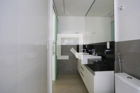 Banheiro de kitnet/studio para alugar com 1 quarto, 85m² em Savassi, Belo Horizonte