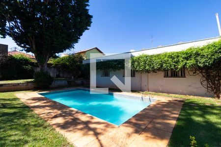 Casa à venda com 346m², 4 quartos e 3 vagas Casa à venda com 346m², 4 quartos e 3 vagasQuintal