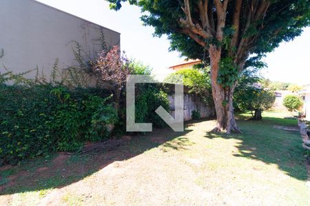 Casa à venda com 346m², 4 quartos e 3 vagas Casa à venda com 346m², 4 quartos e 3 vagasQuintal