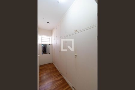 Casa à venda com 346m², 4 quartos e 3 vagas Casa à venda com 346m², 4 quartos e 3 vagasCloset da Suíte