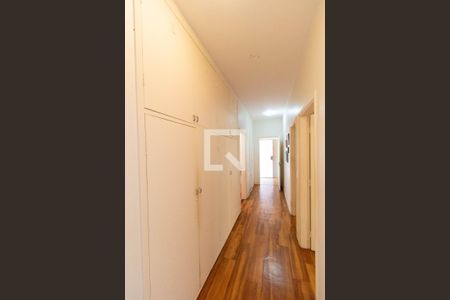 Casa à venda com 346m², 4 quartos e 3 vagas Casa à venda com 346m², 4 quartos e 3 vagasCorredor