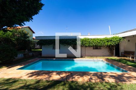 Casa à venda com 346m², 4 quartos e 3 vagas Casa à venda com 346m², 4 quartos e 3 vagasQuintal