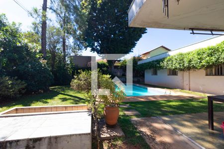 Casa à venda com 346m², 4 quartos e 3 vagas Casa à venda com 346m², 4 quartos e 3 vagasQuintal