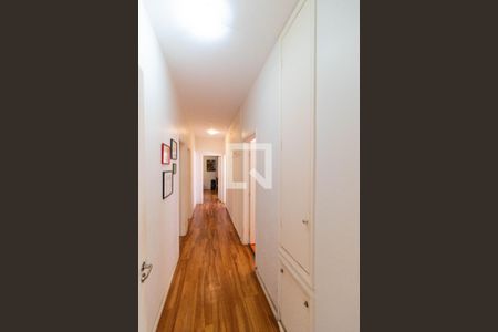 Casa à venda com 346m², 4 quartos e 3 vagas Casa à venda com 346m², 4 quartos e 3 vagasCorredor