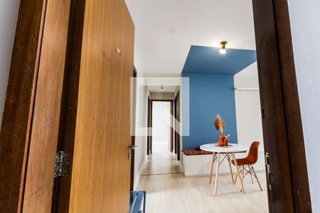 Sala - porta de entrada de apartamento para alugar com 3 quartos, 100m² em Alto da Glória, Curitiba