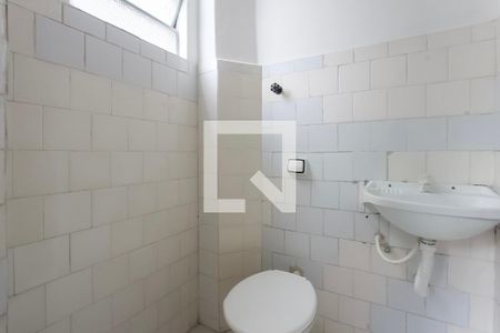 Banheiro de kitnet/studio para alugar com 1 quarto, 58m² em Passo da Areia, Porto Alegre