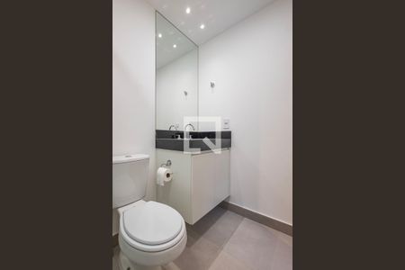 Banheiro de kitnet/studio para alugar com 1 quarto, 27m² em Pinheiros, São Paulo